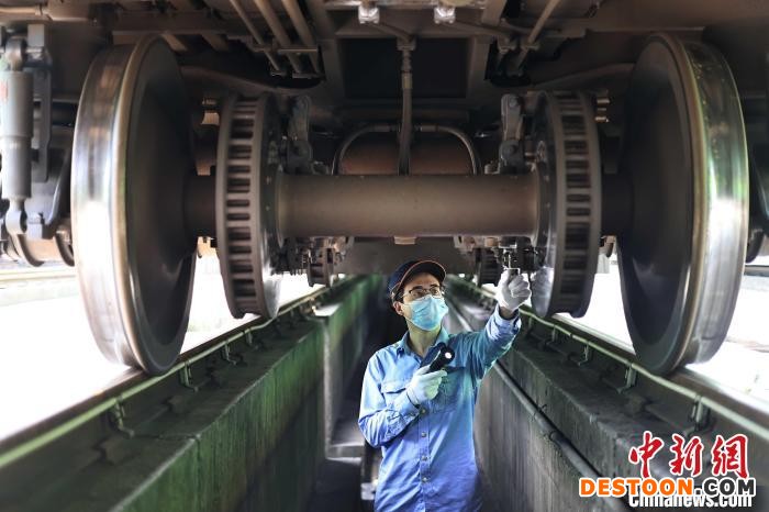 杜万森检查列车。 苏志刚 摄