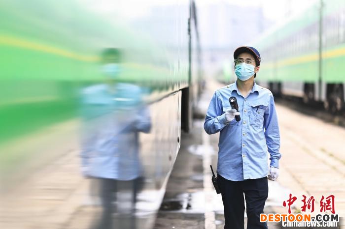 杜万森检查列车车体。 苏志刚 摄