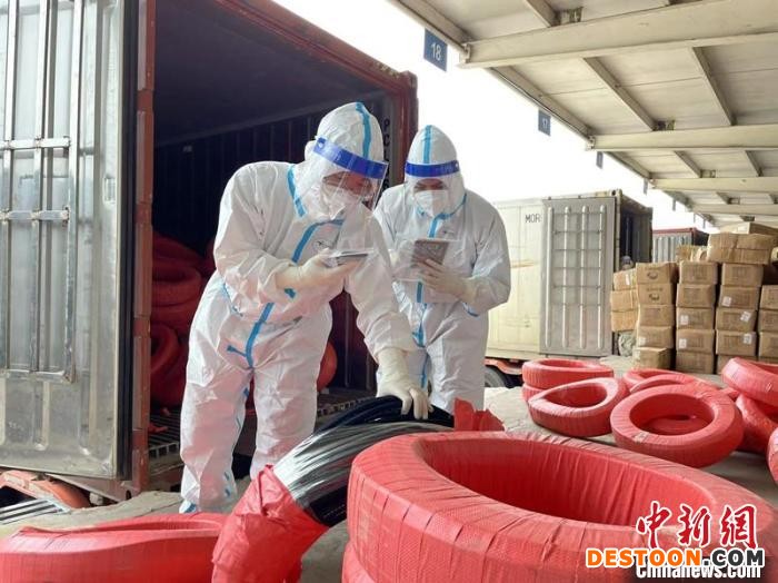 海关关员在友谊关查验平台查验出口的塑料管 南宁海关供图