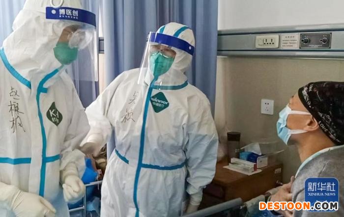 在上海市普陀区利群医院，吴颖(中)在隔离病房内(4月30日手机拍摄)。新华社发