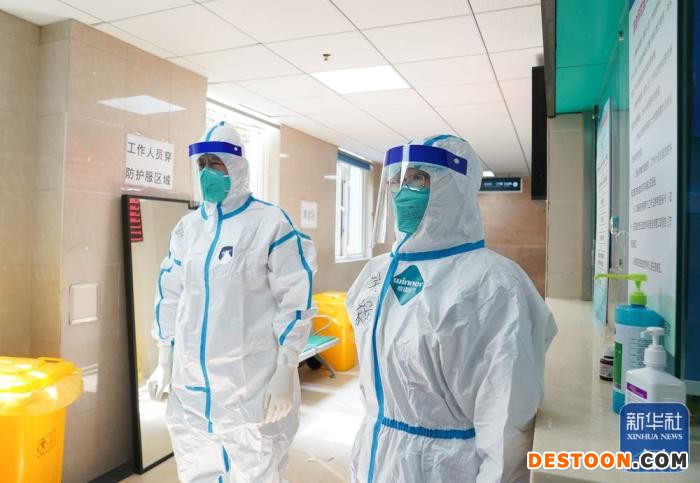 在上海市普陀区利群医院，吴颖(右)准备进入隔离病房(4月30日摄)。