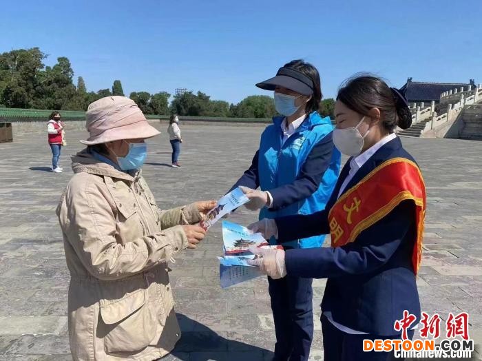 图为天坛公园的工作人员引导游客游园。 北京市公园管理中心供图
