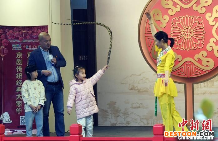 福建京剧院青年优秀演员欣恬(右一)为现场小朋友观众演示戏曲舞蹈。 记者刘可耕 摄