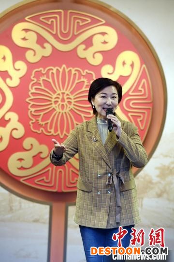 国家一级演员、中国戏剧梅花奖得主孙劲梅倾情献唱抗疫京歌《春回神州》。 记者刘可耕 摄