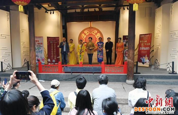 “五一”假期京剧艺术公益演出进福州景区街头