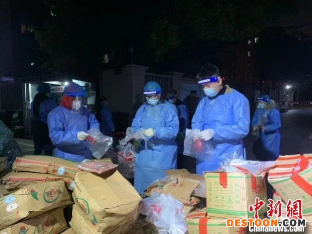 上海市红十字会工作人员纷纷就近参与所在社区的防疫志愿服务。 上海市红十字会供图