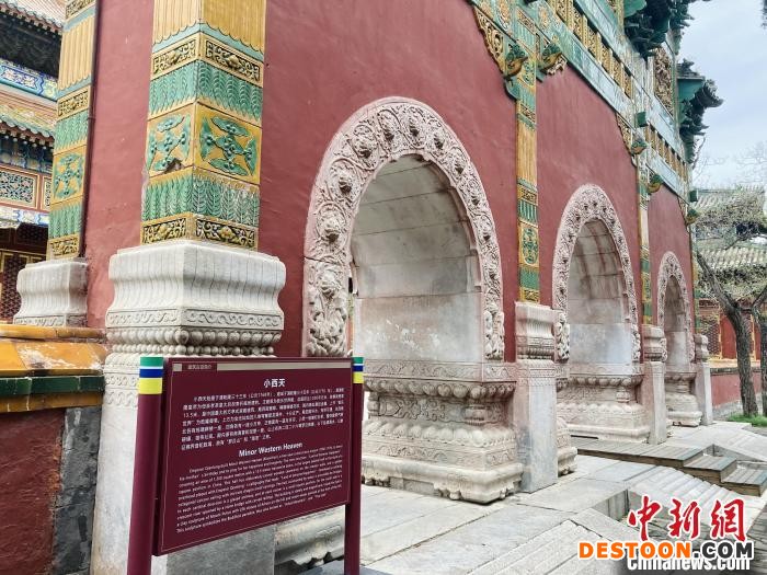 图为小西天极乐世界建筑群外围的琉璃牌楼。 徐婧 摄