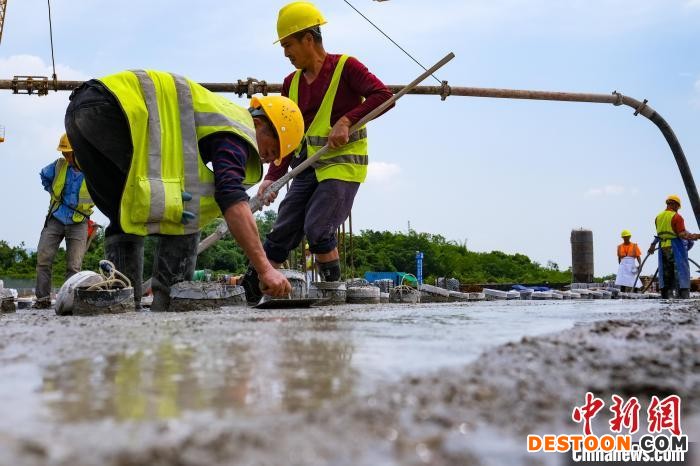 5月2日，中铁四局工人正在西部(重庆)科学城白鹭公园项目建设施工。 何蓬磊 摄