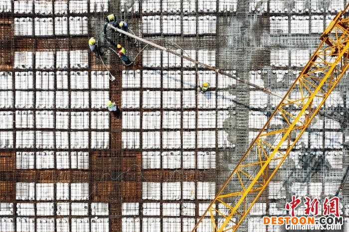 5月2日，中铁四局工人正在科学大道狮子口立交项目建设施工。 何蓬磊 摄