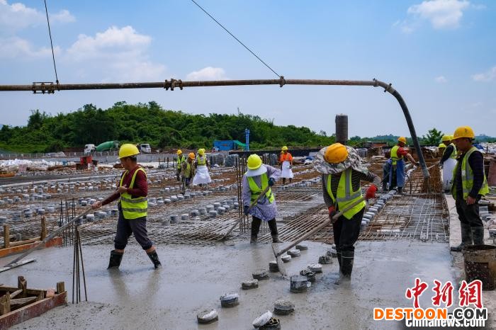 5月2日，中铁四局工人正在西部(重庆)科学城白鹭公园项目建设施工。 何蓬磊 摄