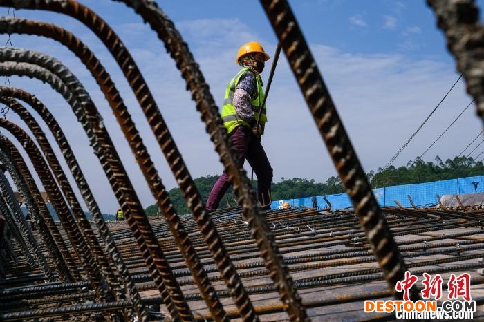 5月2日，中铁四局工人正在科学大道狮子口立交项目建设施工。 何蓬磊 摄