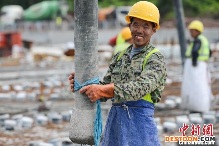 5月2日，中铁四局工人正在西部(重庆)科学城白鹭公园项目建设施工。 何蓬磊 摄