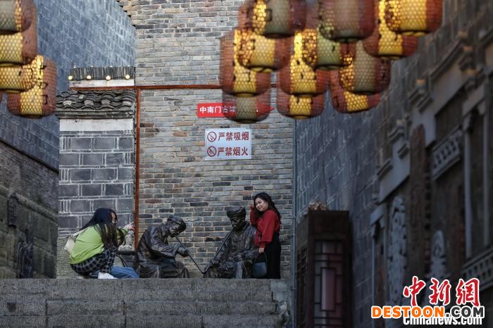 游客在中南门历史文化旅游区拍照。 瞿宏伦 摄