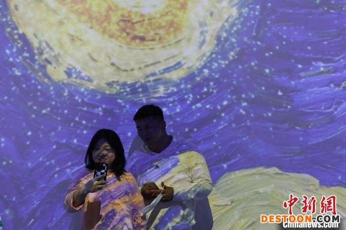 游客在中南门历史文化旅游区内的“梵净星空艺术馆”自拍。 瞿宏伦 摄