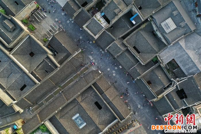 孩童在中南门历史文化旅游区玩耍。 瞿宏伦 摄