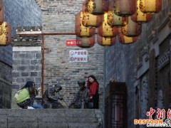 游客在中南门历史文化旅游区内的“梵净星空艺术馆”拍照。 瞿宏伦 摄
