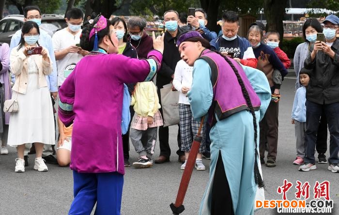 闽剧折子戏《贻顺哥烛蒂？说媒》在福建博物院演出，令观众捧腹。 记者刘可耕 摄