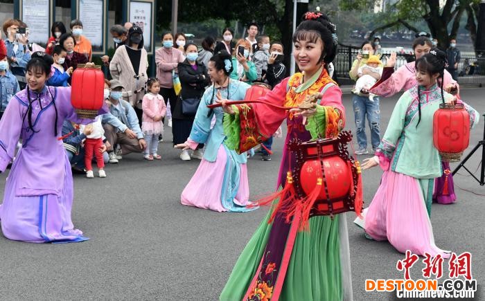 闽剧戏歌《七溜八溜不离福州》在福建博物院演出。 记者刘可耕 摄