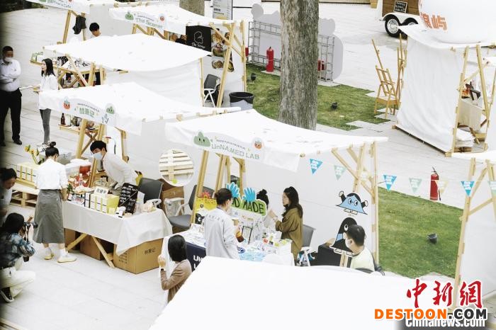 图为市民游客参与首届岛屿玩咖嘉年华活动。 鹭潮？鼓浪屿美院供图