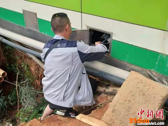 图为刘伟进行维修工作。 云南京环盘宸公司供图