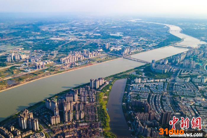 岷江穿城而过。 刘忠俊 摄