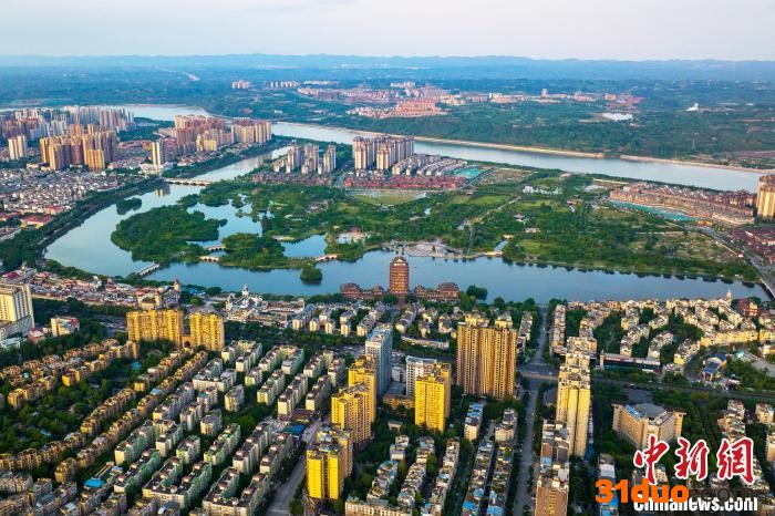 远眺眉山城市湿地公园。 刘忠俊 摄