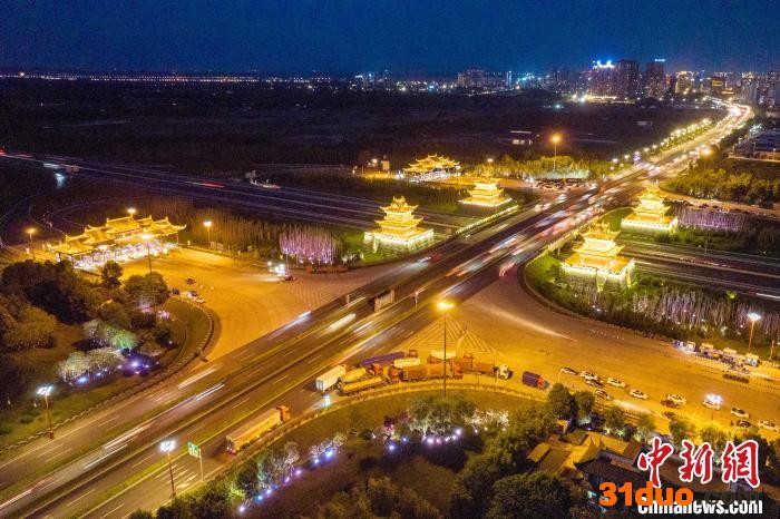 航拍成乐高速眉山收费站出入口夜景。 刘忠俊 摄