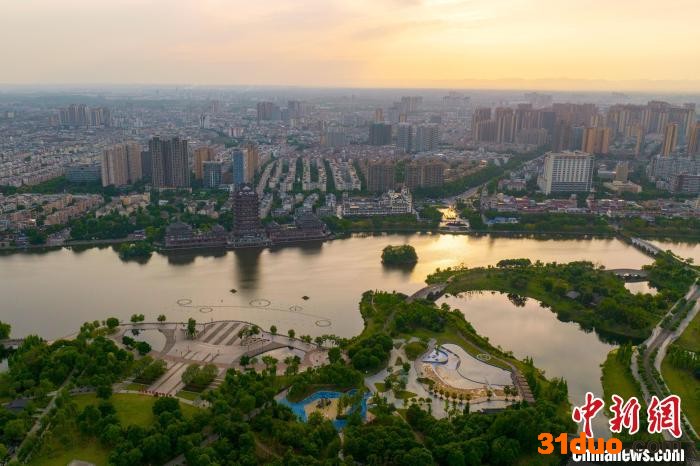 夕阳下的眉山新城。