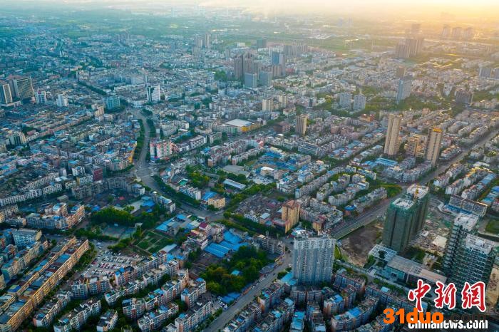 老成乐公路穿过眉山老城区，如今已成为城市主要街道。 刘忠俊 摄