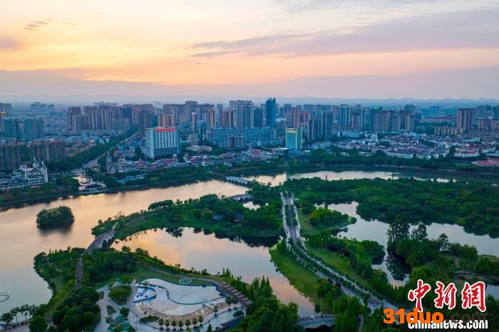 航拍眉山城市湿地公园和新城。
