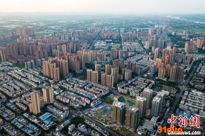 一座座高楼如雨春笋一般拨地而起。 刘忠俊 摄