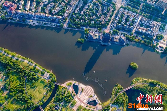 俯瞰眉山城市湿地公园和远景楼。 刘忠俊 摄