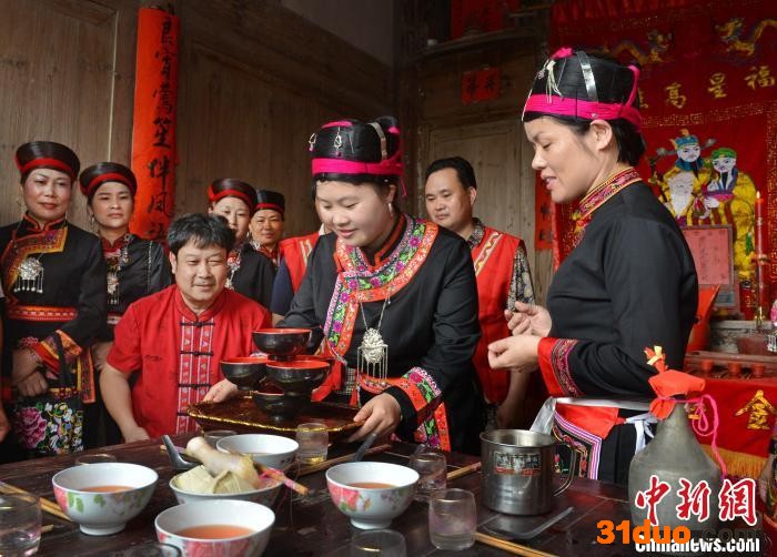 资料图：福安畲族婚庆女方家招待男方的“宝塔茶”。 丁立凡 摄