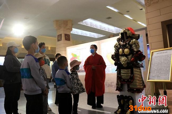 该“唐朝明光铠”吸引游人围观，尽显中国古代工匠独特设计和传统甲胄文化的魅力。 张晓亮 摄