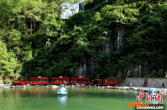 2022年5月2日施秉县杉木河夜漂景区，运行在绿水青山间的“拾光慢车”。 奉力 摄