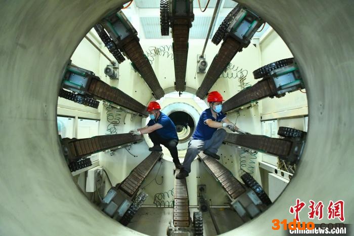 图为河北省廊坊市安次区一家公司技术工人检查产品质量。 刘建斌 摄