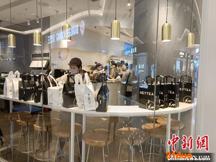 一店员正在整理外卖包装袋。 左雨晴 摄