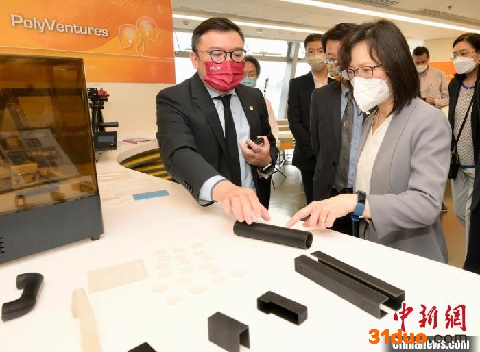 香港特区政府创新科技署署长潘婷婷近日到访不同大学及初创企业，了解本地抗疫科技产品的研发和应用。 香港特区政府新闻网 摄