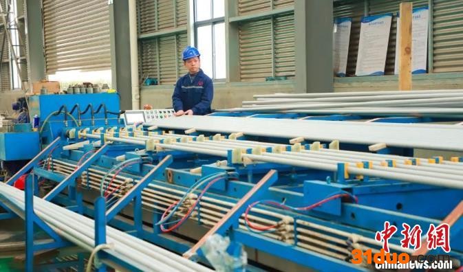 周宁不锈钢(新型材料)深加工产业园内，工人正在进行钢管水压测试。 王珊珊 摄