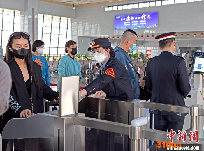 淮南南站安检员杨雪(右)查验进站旅客是否携带酒精、发胶等易燃易爆物品，把好出行安全关 陈彬 摄