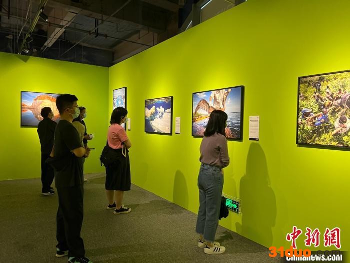 五一假期期间，《国家地理经典影像大展》亮相安徽合肥，吸引众多市民前来参观打卡。储玮玮 摄