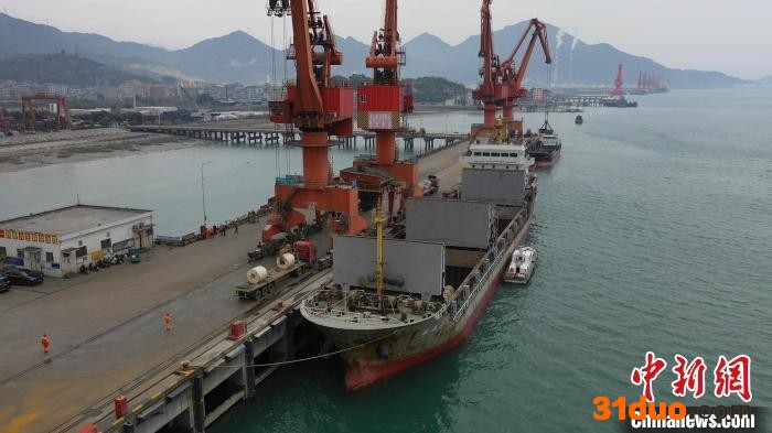 货船装载卷钢出港。 王荣 供图