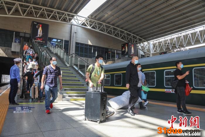 图为江西南昌站，旅客准备上车。 刘力鑫 摄