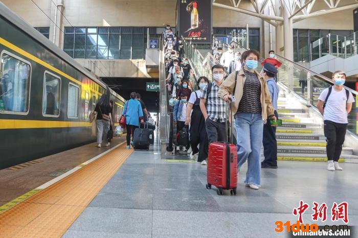 图为江西南昌站，旅客来到站台准备上车。 刘力鑫 摄