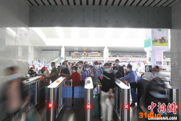 图为江西南昌站，旅客在检票口检票准备进站上车。 刘力鑫 摄