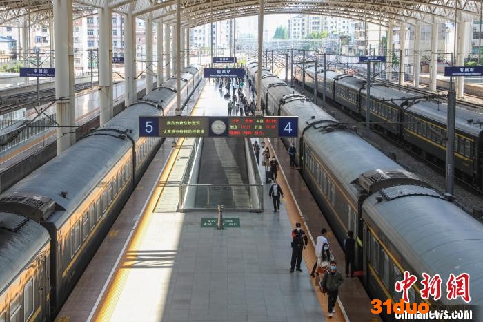 图为江西南昌站，几辆列车停靠在站台上。 刘力鑫 摄