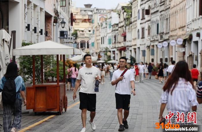 游客在海口百年骑楼老街参观游玩。 李娜供图