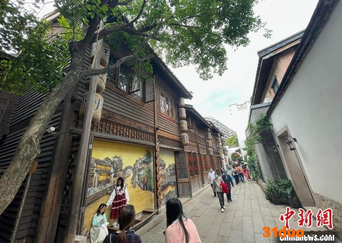 图为“五一”假期，古色古香的福州上下杭历史文化街区吸引了许多民众前来游玩。 张斌 摄