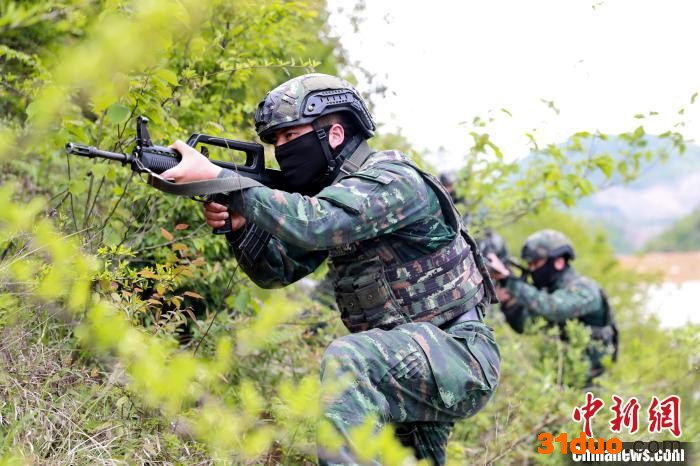 特战队员正在进行捕歼战斗训练。 何国裕 摄