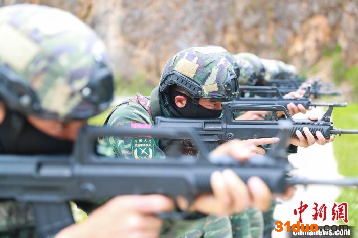 特战队员正在进行实弹射击。 齐盟 摄